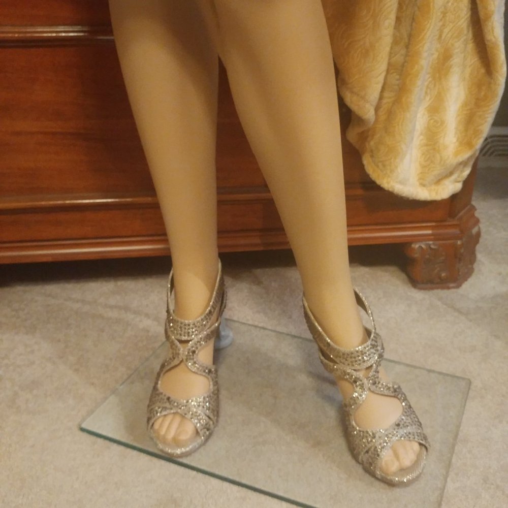 Gianni Bini, size 7M, beautiful true golden beaded, back zip heels. Excellent. - Picture 5 of 11